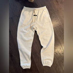 Men’s size L ESSENTIALS sweatpants NEVER WORN BRAMD NEW
